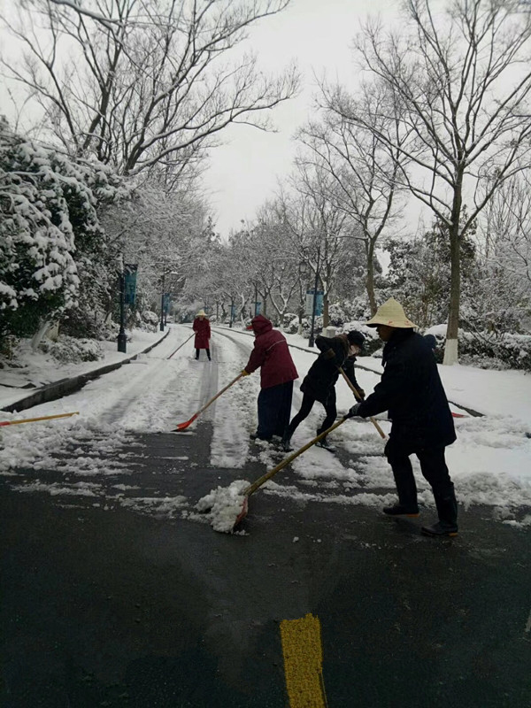 瑞雪紛飛揚(yáng)，華悅物業(yè)掃雪忙