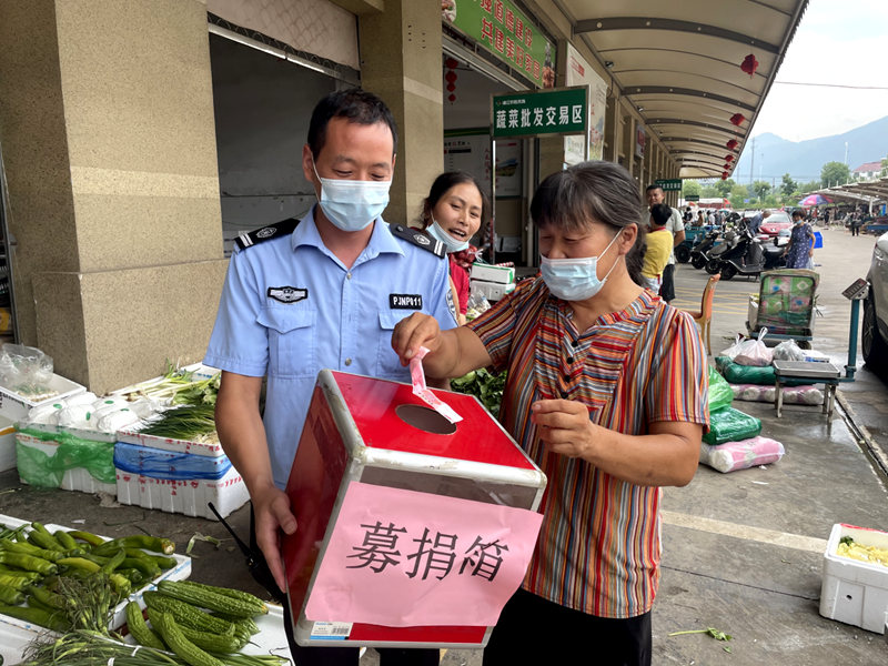 浦江農(nóng)批市場組織愛心捐款幫助困難商戶抗擊病魔